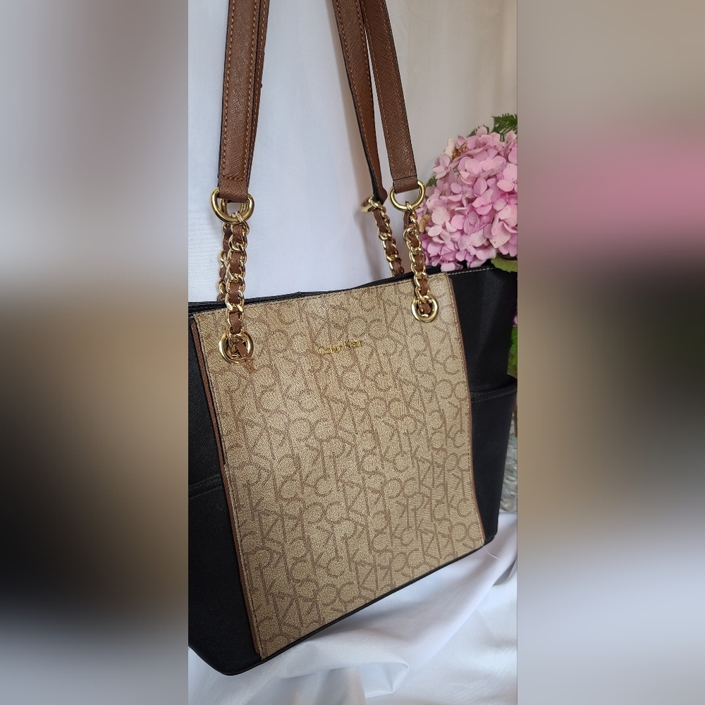 Calvin Klein Purse š - Picture 3 of 16
